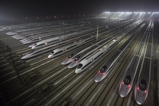 Dài hơn cả chu vi trái đất, nắm giữ đồng thời cả 2 kỷ lục “dài nhất và ngắn nhất”, đường sắt cao tốc của Trung Quốc khiến các nước phương Tây bị bỏ xa phía sau như thế nào? - Ảnh 1.