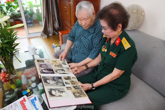 Cô văn công Điện Biên trở lại chiến trường xưa, kể chuyện may cờ trên đường hành quân - Ảnh 6. Cô văn công Điện Biên trở lại chiến trường xưa, kể chuyện may cờ trên đường hành quân - Ảnh 6.