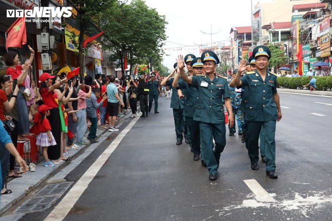 Phút chia tay xúc động người dân Điện Biên với các chiến sĩ tham gia diễu binh - Ảnh 8.