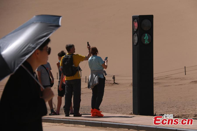 Lắp đèn đỏ giữa sa mạc tránh kẹt” lạc đà, du khách vẫn điêu đứng vì tắc đường: 5 phút nhích được 2 bước! - Ảnh 5.