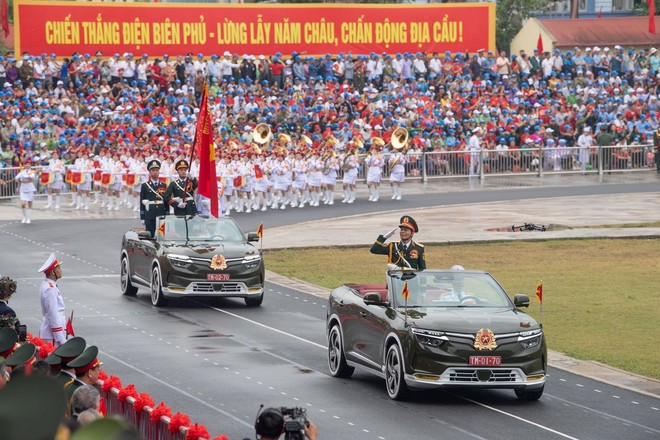 Những chiếc VinFast VF 8 mui trần đặc biệt dẫn đoàn tại Lễ diễu binh Chào mừng 70 năm chiến thắng lịch sử Điện Biên Phủ - Ảnh 1.