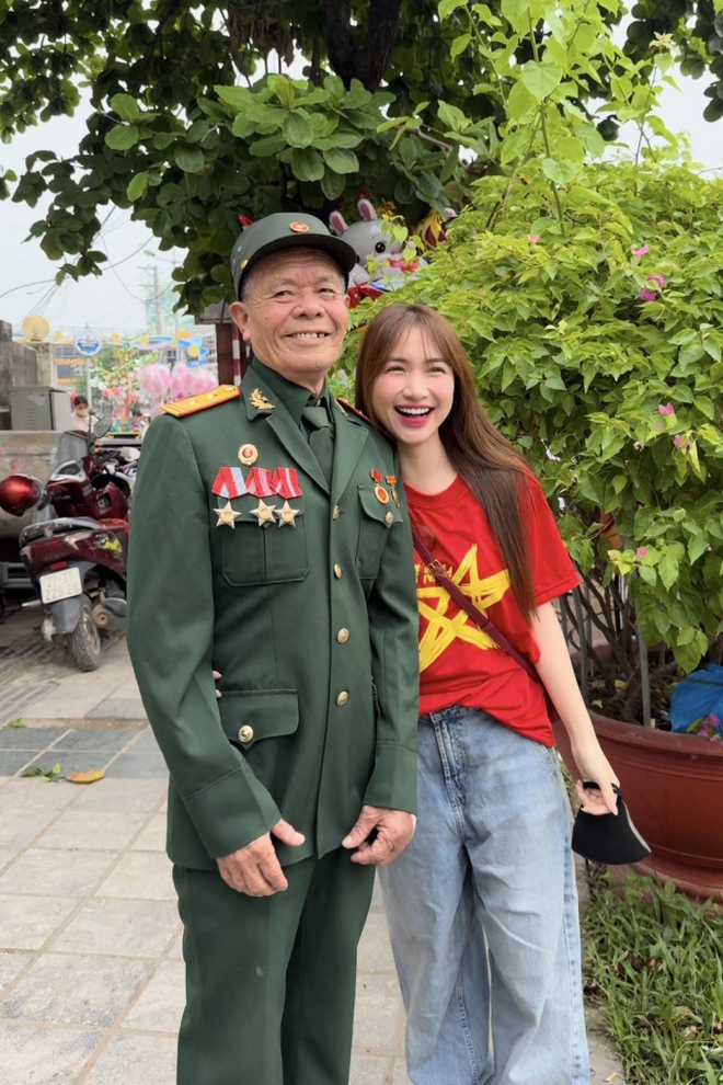 Hòa Minzy hào hứng xem diễu binh tại Điện Biên, mải mê đến mức bị nhắc nhở vì lấn đường - Ảnh 3.