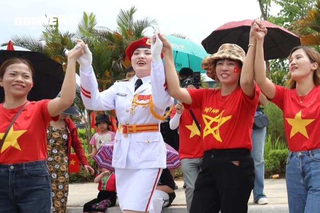Phút chia tay xúc động người dân Điện Biên với các chiến sĩ tham gia diễu binh - Ảnh 6.