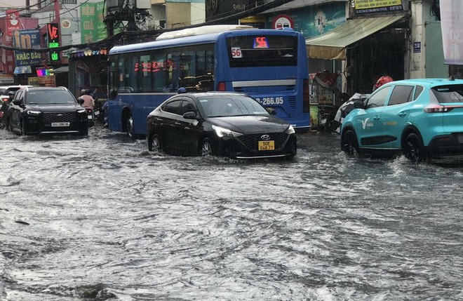 TPHCM: Mưa lớn nhất trong những ngày qua, đường ngập như sông, nhiều xe chết máy - Ảnh 5.