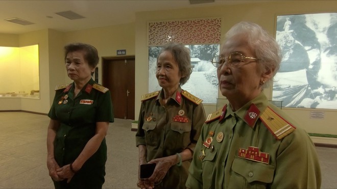 Cô văn công Điện Biên trở lại chiến trường xưa, kể chuyện may cờ trên đường hành quân - Ảnh 3. Cô văn công Điện Biên trở lại chiến trường xưa, kể chuyện may cờ trên đường hành quân - Ảnh 3.