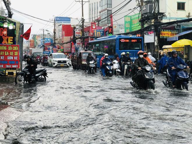 TPHCM: Mưa lớn nhất trong những ngày qua, đường ngập như sông, nhiều xe chết máy - Ảnh 4.