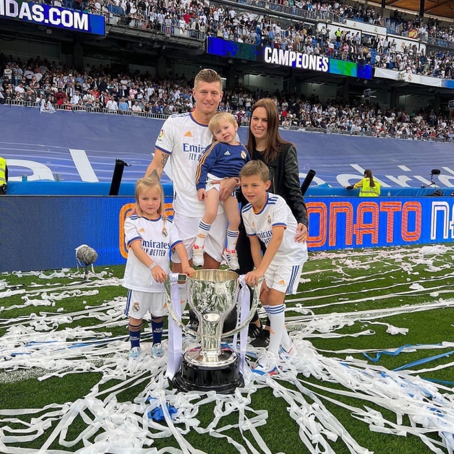 Một cầu thủ bị chỉ trích vì bỏ 700 triệu thuê máy bay để về nhà khi hết trận, nhưng lý do đằng sau mới khiến ta phải suy ngẫm! - Ảnh 1.