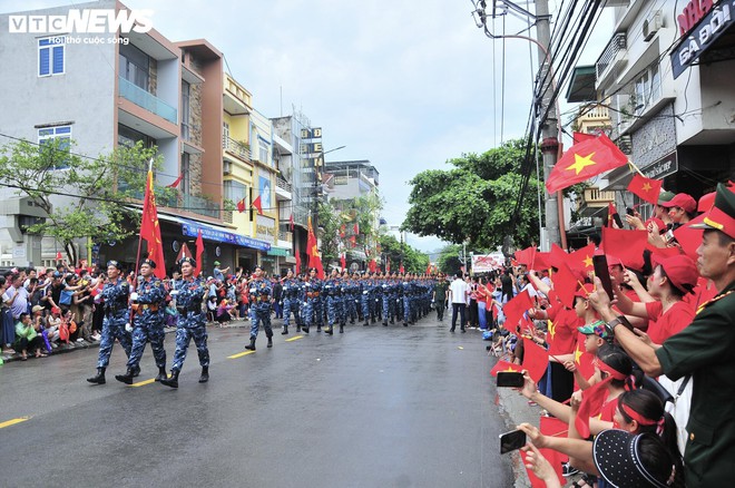 Phút chia tay xúc động người dân Điện Biên với các chiến sĩ tham gia diễu binh - Ảnh 4.