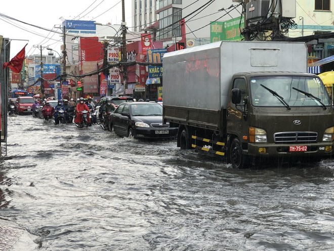 TPHCM: Mưa lớn nhất trong những ngày qua, đường ngập như sông, nhiều xe chết máy - Ảnh 2.