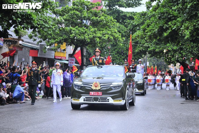 Phút chia tay xúc động người dân Điện Biên với các chiến sĩ tham gia diễu binh - Ảnh 2.