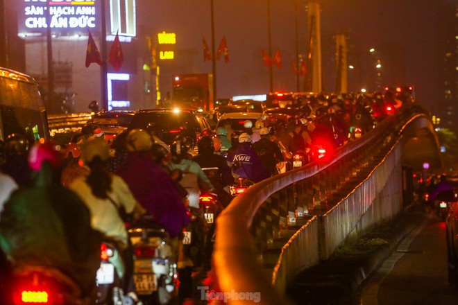 Mưa lớn đúng giờ tan tầm, người Hà Nội chật vật vượt ùn tắc ‘tìm đường’ về nhà - Ảnh 8.