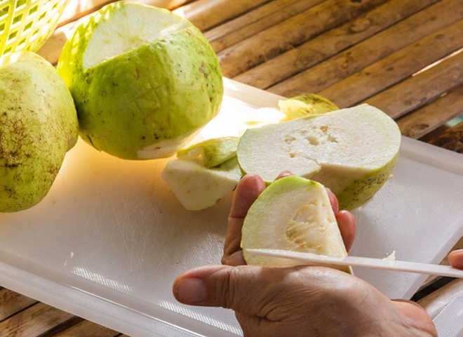 Người đàn ông bị hoại tử, phải cắt bỏ quá nửa ruột non vì ăn quá nhiều loại quả khoái khẩu của nhiều người - Ảnh 2.