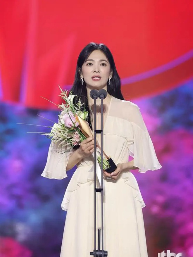 Song Hye Kyo - Song Joong Ki qua 8 m&ugrave;a Baeksang: 2016 tổ chức đ&aacute;m cưới sớm, 2024 đụng độ sượng tr&acirc;n sau vụ ly h&ocirc;n ồn &agrave;o - Ảnh 12.