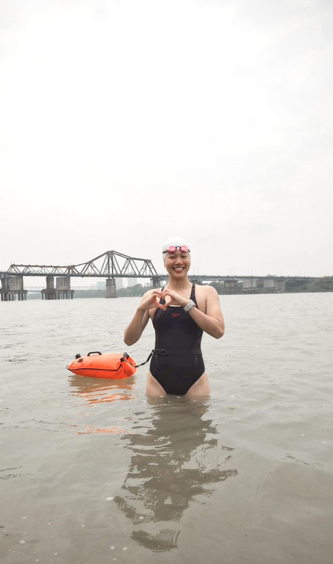 Tiểu tiên cá Ánh Viên rèn thể lực cực căng trước ngày thi bơi trên sông Hồng với Bệu Bé Bỏng - Ảnh 1.