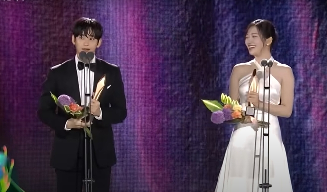 Biểu cảm đến tội của Kim Soo Hyun 1m8 khi bị mỹ nhân IVE kém 15 tuổi dìm chiều cao tại Baeksang - Ảnh 2.