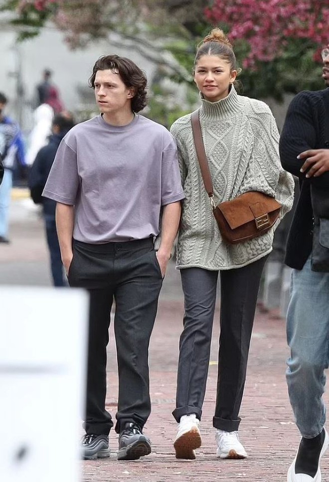 Zendaya was so "slay" at Met Gala 2024, her boyfriend Tom Holland immediately acted infatuated, making more than 8 million people excited - Photo 7.