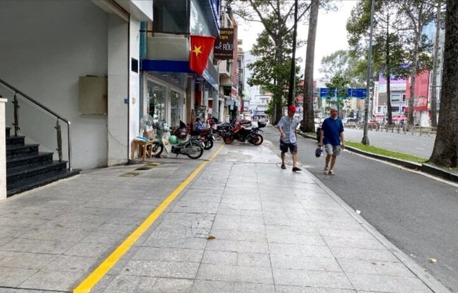 TP.HCM th&iacute; điểm thu phí cho thu&ecirc; vỉa hè ở 11 tuy&ecirc;́n đường Quận 1 - Ảnh 1.