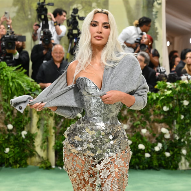 &quot;Nỗi khổ&quot; của Kim Kardashian tại Met Gala: Nói thều thào vì bộ đầm bó chặt cơ thể - Ảnh 1.