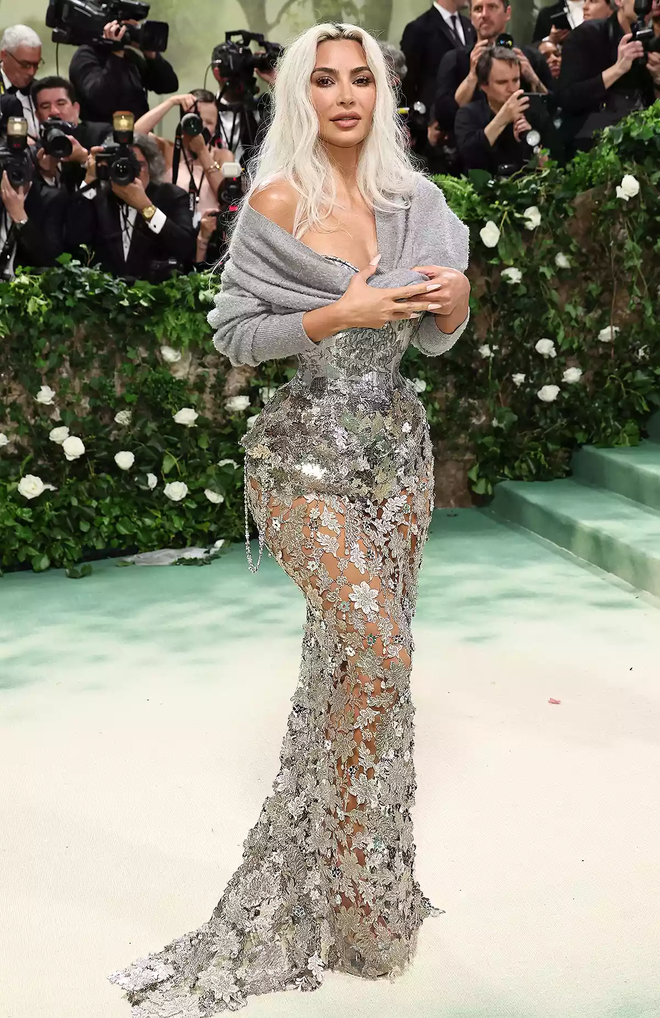 &quot;Nỗi khổ&quot; của Kim Kardashian tại Met Gala: Nói thều thào vì bộ đầm bó chặt cơ thể - Ảnh 1.