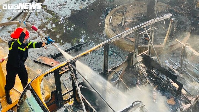 Cháy rụi 40 xe điện trong khuôn viên Trường CĐ Điện lực Miền Trung - Ảnh 1.