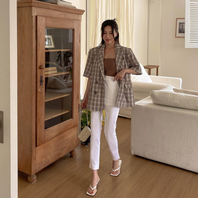 4 mẫu sandal t&ocirc;n d&aacute;ng hiệu quả nhất v&agrave; c&ograve;n kết hợp được với mọi kiểu trang phục- Ảnh 11.