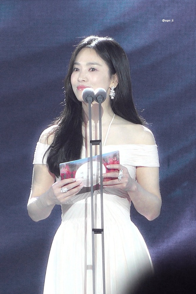 HOT: Clip ghi lại biểu cảm của Song Joong Ki khi nhìn Song Hye Kyo trên sân khấu Baeksang 2024 - Ảnh 3.