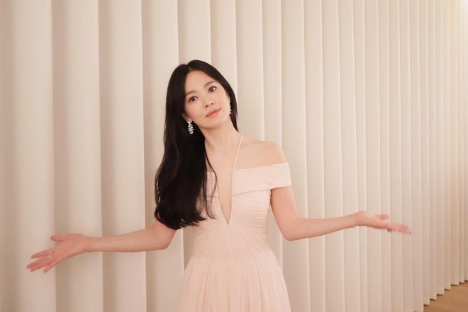 Song Hye Kyo xả ảnh hậu sự kiện Baeksang, netizen tò mò chuyện chạm mặt chồng cũ Song Joong Ki - Ảnh 3.
