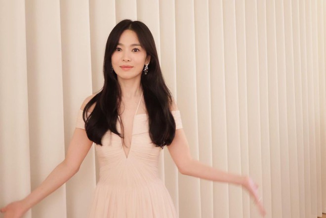 Song Hye Kyo xả ảnh hậu sự kiện Baeksang, netizen tò mò chuyện chạm mặt chồng cũ Song Joong Ki - Ảnh 2.