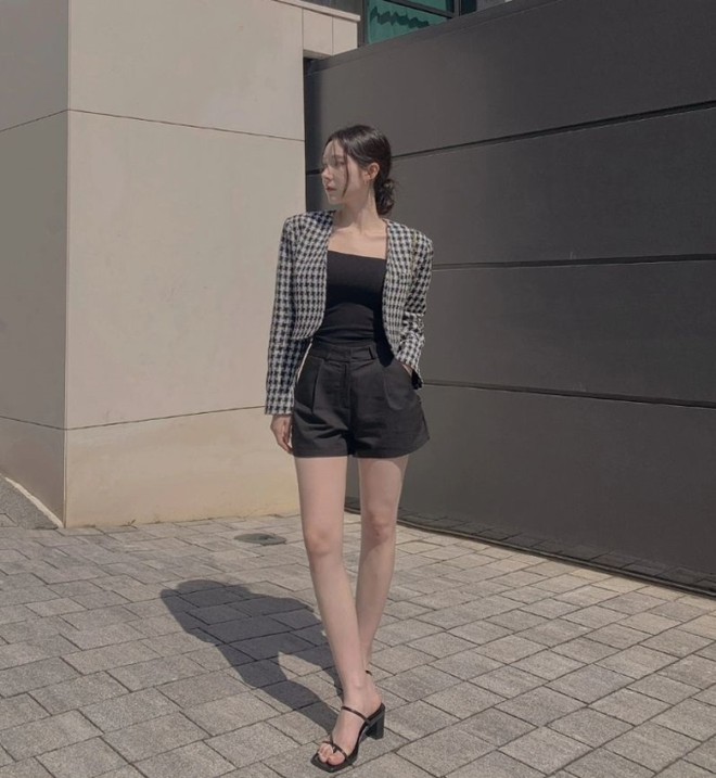 4 mẫu sandal t&ocirc;n d&aacute;ng hiệu quả nhất v&agrave; c&ograve;n kết hợp được với mọi kiểu trang phục- Ảnh 9.