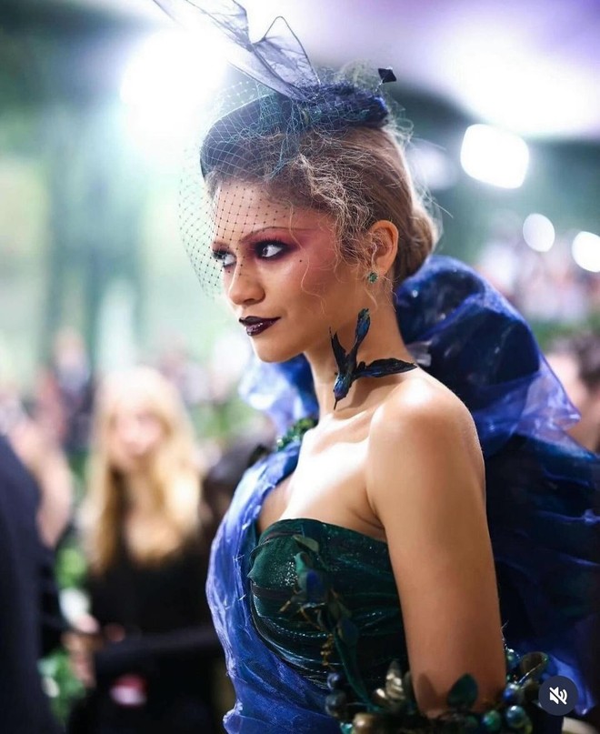 Zendaya was so "slay" at Met Gala 2024, her boyfriend Tom Holland immediately acted infatuated, making more than 8 million people excited - Photo 2.