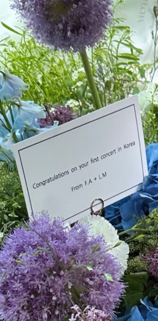 Lisa gave flowers to congratulate the CEO's boyfriend's mother, and also attached a message affirming her love - Photo 1.
