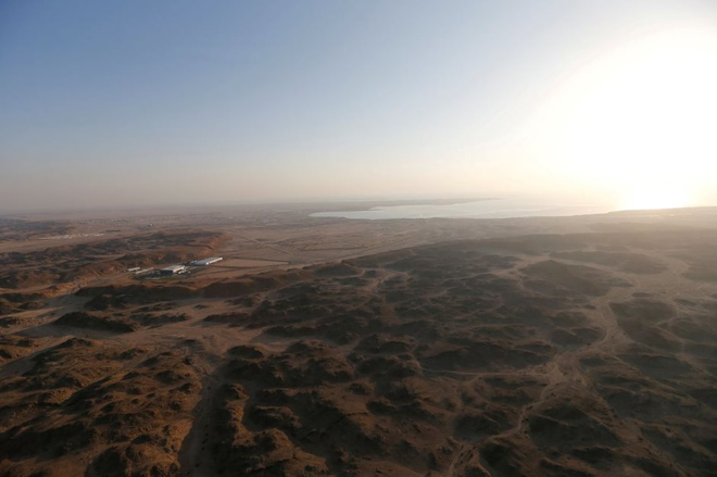 Thực tế giật mình tại dự án như phim viễn tưởng của Saudi Arabia: Hơn 1 năm đào cát nhưng đổ sai chỗ, siêu đô thị 170km bị ‘cắt gọt’ còn hơn 2km, lác đác vài công trình giữa “biển” cát - Ảnh 4.