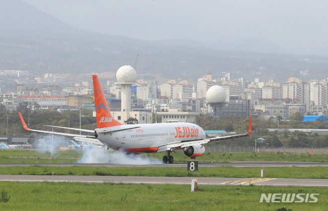 Chuyến bay từ Hàn Quốc đến Đà Nẵng phải hạ cánh khẩn cấp, 148 hành khách đều đồng ý vì một lý do - Ảnh 1.