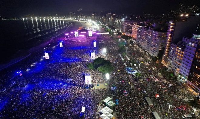 Chạy trốn vì sợ cướp rượt đuổi, fan nữ qua đời khi sang Brazil xem concert 1,6 triệu người của Madonna - Ảnh 3.