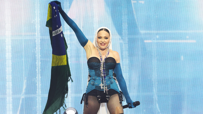 Chạy trốn vì sợ cướp rượt đuổi, fan nữ qua đời khi sang Brazil xem concert 1,6 triệu người của Madonna - Ảnh 1.
