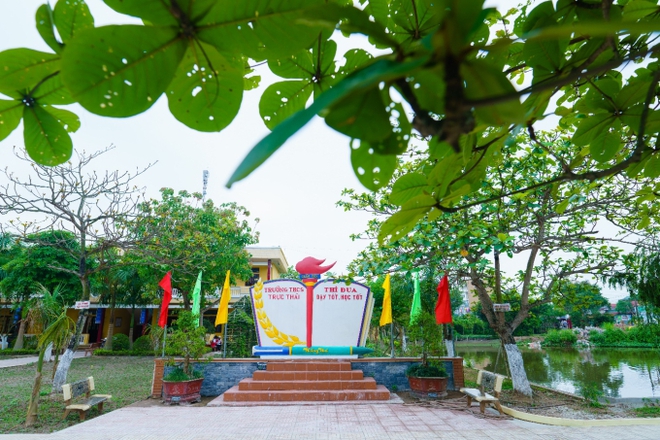 Đất học Nam Định có 1 ngôi trường khiến mọi trái tim phải rung rinh: Sao mà đẹp quá đỗi! Từ cổng vào xanh ngát bóng cây - Ảnh 7.