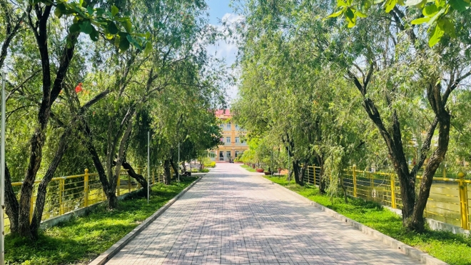 Đất học Nam Định có 1 ngôi trường khiến mọi trái tim phải rung rinh: Sao mà đẹp quá đỗi! Từ cổng vào xanh ngát bóng cây - Ảnh 4.