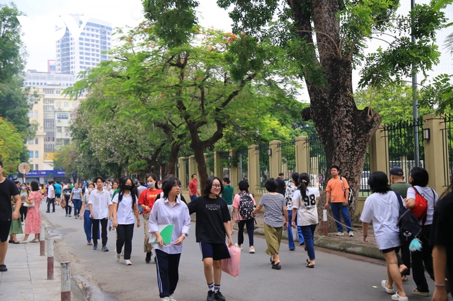 Kỳ thi chuyên ngoại ngữ: Bố mẹ hồi hộp, lo lắng hơn cả sĩ tử - Ảnh 1.