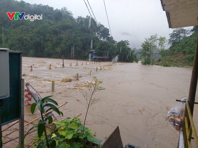 Những hình ảnh xót xa ở Hà Giang lúc này: Lũ trên sông Lô cao nhất trong gần 40 năm, toàn thành phố chìm trong biển nước - Ảnh 5.