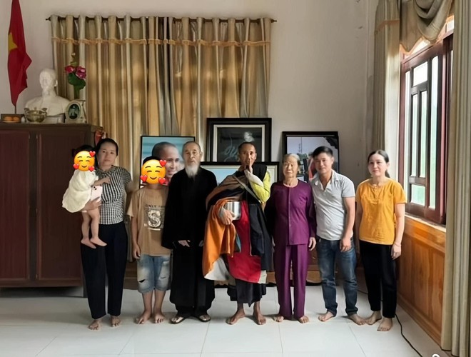 Ông Thích Minh Tuệ về thăm nhà sau 6 năm, trò chuyện với cha mẹ và chia sẻ dự định tu tập trong thời gian tới - Ảnh 1.