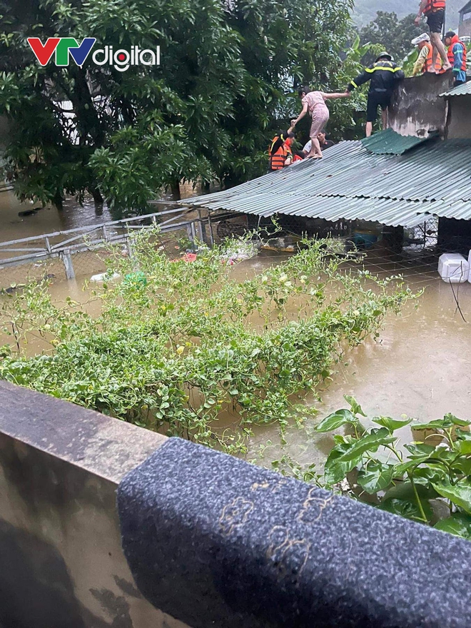 Những hình ảnh xót xa ở Hà Giang lúc này: Lũ trên sông Lô cao nhất trong gần 40 năm, toàn thành phố chìm trong biển nước - Ảnh 5.