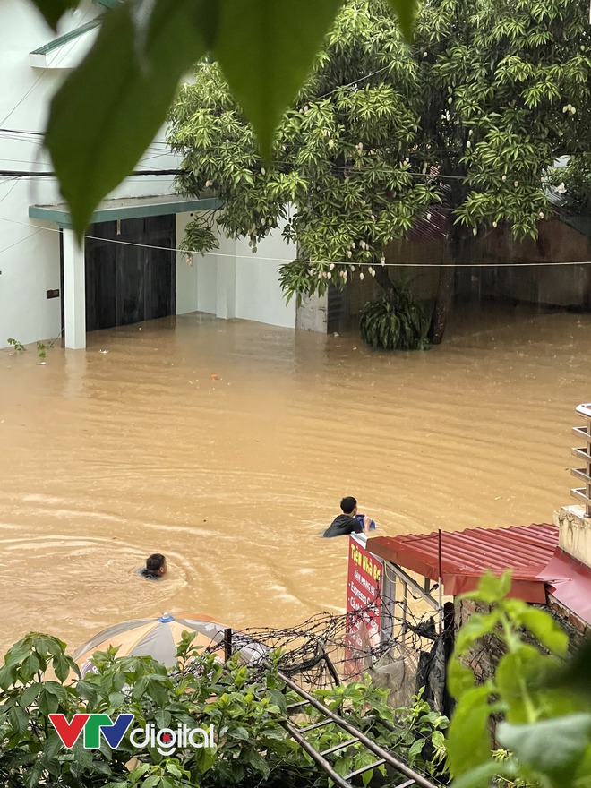 Những hình ảnh xót xa ở Hà Giang lúc này: Lũ trên sông Lô cao nhất trong gần 40 năm, toàn thành phố chìm trong biển nước - Ảnh 5.