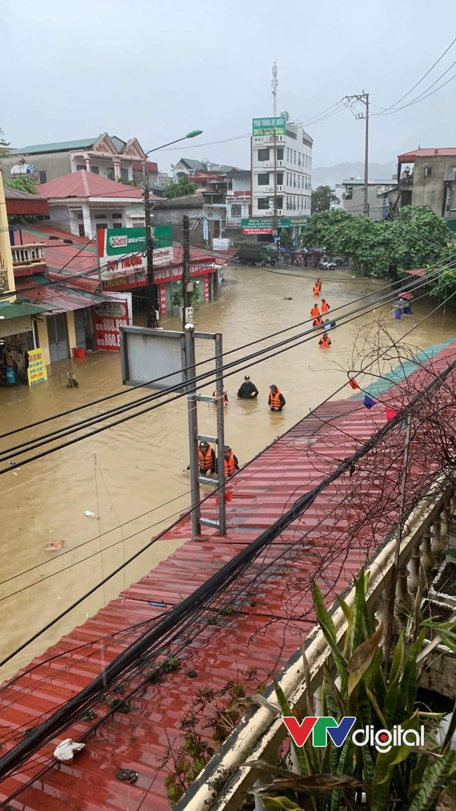 Những hình ảnh xót xa ở Hà Giang lúc này: Lũ trên sông Lô cao nhất trong gần 40 năm, toàn thành phố chìm trong biển nước - Ảnh 5.