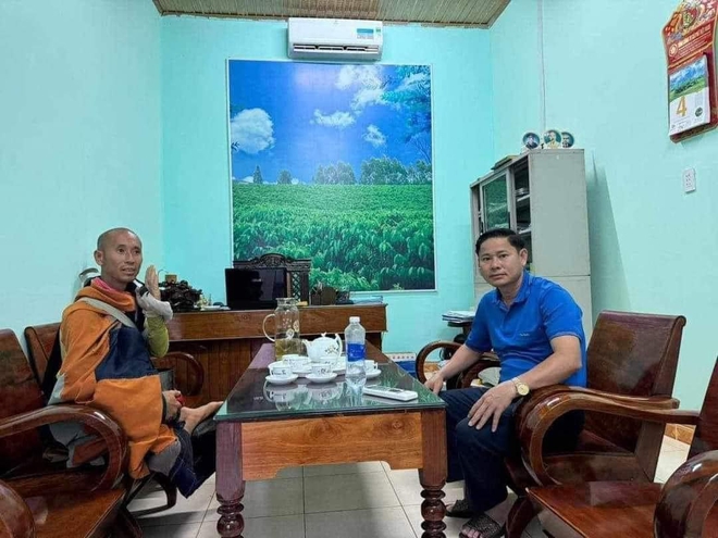 Ông Thích Minh Tuệ về thăm nhà sau 6 năm, trò chuyện với cha mẹ và chia sẻ dự định tu tập trong thời gian tới - Ảnh 2.