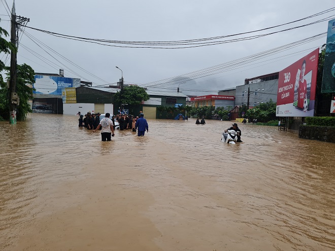 Những hình ảnh xót xa ở Hà Giang lúc này: Lũ trên sông Lô cao nhất trong gần 40 năm, toàn thành phố chìm trong biển nước - Ảnh 2.