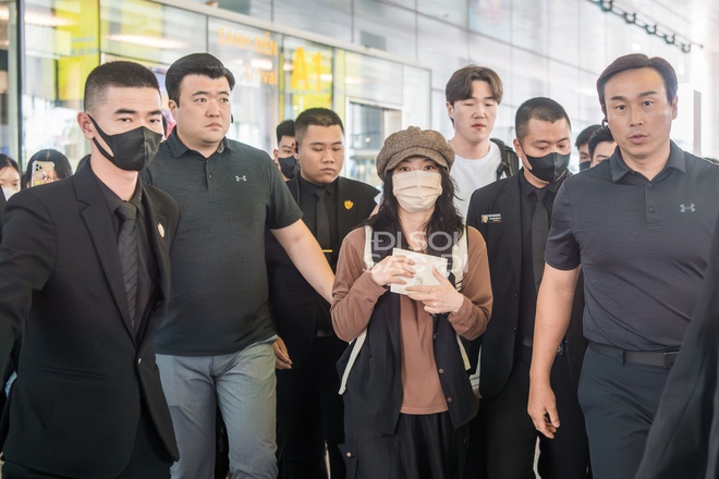 HOT: Nữ diễn viên đình đám của My Demon đổ bộ sân bay Nội Bài, lộ mỗi đôi mắt cũng đủ gây thương nhớ - Ảnh 5.