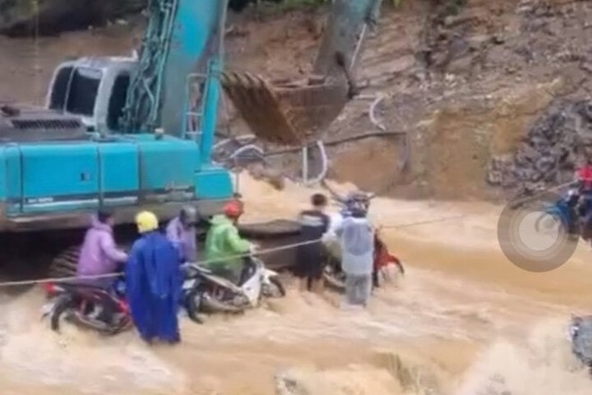 Hà Giang chìm trong biển nước, dân trèo lên mái nhà chờ giải cứu - Ảnh 12.