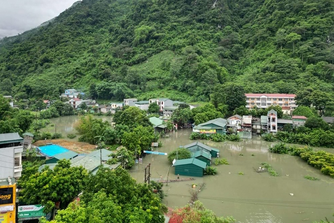 Cao Bằng: Mực nước sông Gâm dâng cao, trung tâm huyện Bảo Lâm ngập sâu trong lũ - Ảnh 1.