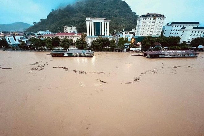 Hà Giang chìm trong biển nước, dân trèo lên mái nhà chờ giải cứu - Ảnh 1.