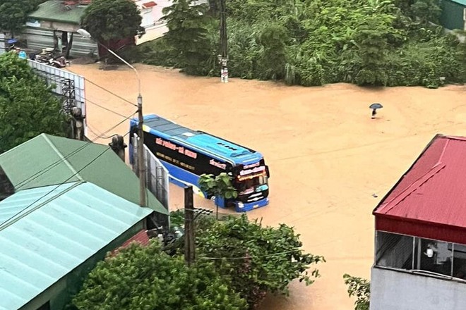 Hà Giang chìm trong biển nước, dân trèo lên mái nhà chờ giải cứu - Ảnh 11.